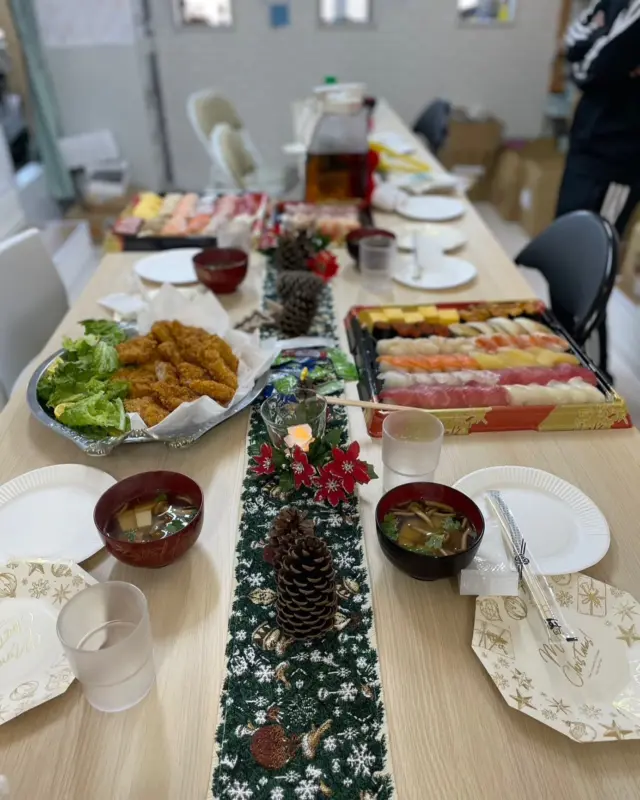 メリークリスマス🎄🎄
本日はルミナスのクリスマス会&忘年会でした✨
1年間みなさんお疲れさまでした。様々なお仕事をいただき、試行錯誤しながらの半年でしたが協力しながら和やかに仕事が出来たかなあ☺️
今年も残すところあと少しですが体調に気をつけて過ごしましょう♪♪

#就労継続支援Ｂ型#忘年会#メリークリスマス#クリスマス会#東大阪#太平寺#俊徳道#長瀬#障害者支援施設#就労継続支援