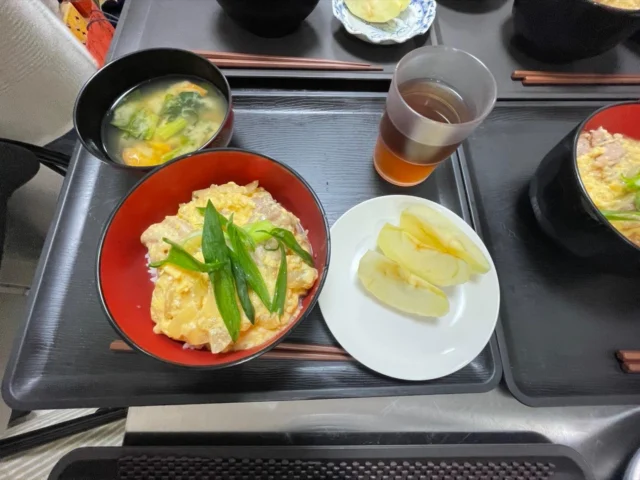 今日の昼食は親子丼✨
いつもと違うメニュー、取り入れていきます☺️

#就労継続支援Ｂ型作業所#俊徳道#長瀬#障害者支援施設#働く場所#内職#東大阪カフェ#障害者雇用支援
