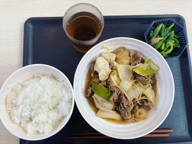 本日の献立は牛すき煮込みとほうれん草のおひたしでした✨出し汁で煮込んで野菜もたくさん取れて元気が出ます🎵
昼からはポカポカ陽気でお腹いっぱい、少し眠気が‥笑

でもでも皆さんよく頑張って仕事されてました☺️🍀
1週間お疲れさまです🌸

#就労継続支援Ｂ型作業所#カフェ#障害者支援#内職#俊徳道#長瀬#東大阪#就労支援