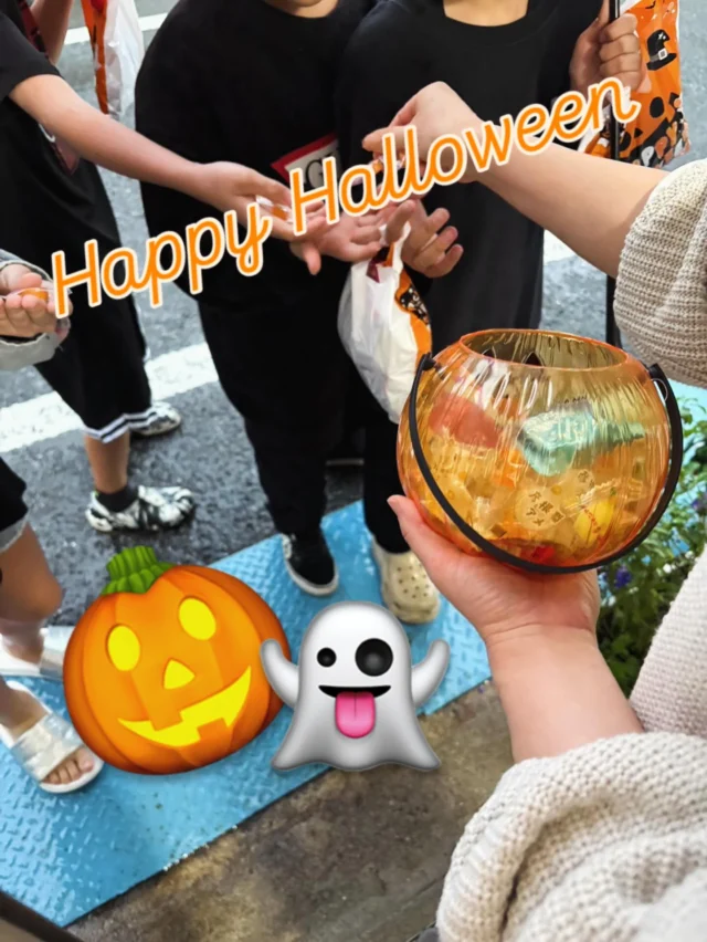 今日は大雨☂️のハロウィーンですが‥🎃🎃

夕方、可愛いご来客がありました💛🧡
ハッピーハロウィン🍭ご近所の子供達が来てくれました🌸
みんなハロウィーン楽しんでますね👻
私もお菓子、食べたくなりました笑

#ハッピーハロウィン#ハロウィンの日#トリックオアトリート#東大阪#就労継続支援Ｂ型#ホットドッグカフェ#障害者支援#俊徳道#長瀬東大阪の就Ｂ