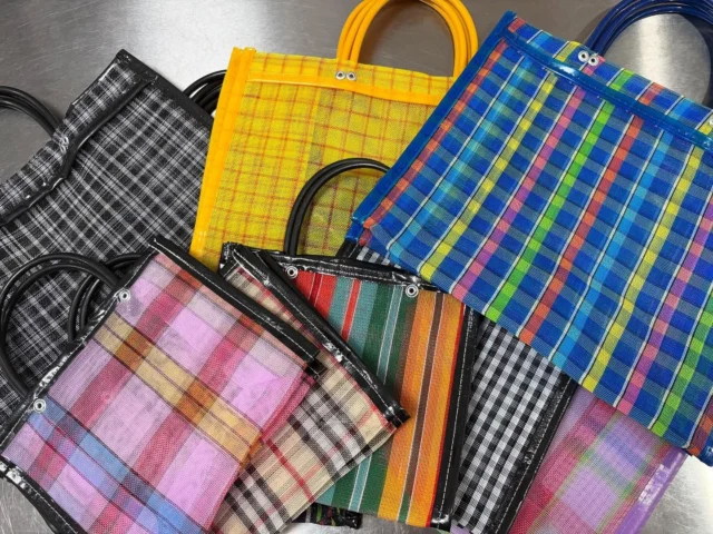 🌿 **新しい風を運ぶ、メキシコの手しごと。**

南の陽ざしの下で、ひとつひとつ丁寧に編まれたメルカドバッグ。 
カラフルなのに、どこかやさしい。軽くて丈夫で、毎日の暮らしになじむナイロンメッシュ素材です。

このバッグは、メキシコの職人さんたちの手仕事から生まれました✨

👜 **価格：小　900円（税込）** 
  中　1200円
　　　　　大　1500円　ルミナス店頭で販売しております
🪡 手づくり／ナイロンメッシュ素材／数量限定 
✨ あなたの暮らしに、色と温もりを。

#メルカドバッグ #ハンドメイド #メキシコ雑貨 #ナチュラル雑貨 #福祉とつながる#ルミナス#就労継続支援Ｂ型#東大阪#長瀬#俊徳道